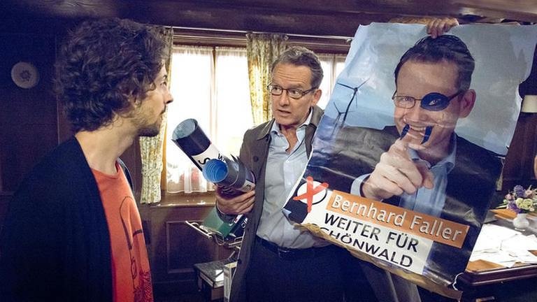 Bernhard zeigt Albert ein verschandeltes Wahlplakat (Foto: SWR, SWR/Alexander Kluge -)