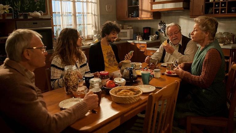 Die Familie sitzt beim Frühstück in der Küche (Foto: SWR, SWR/Stephanie Schweigert -)
