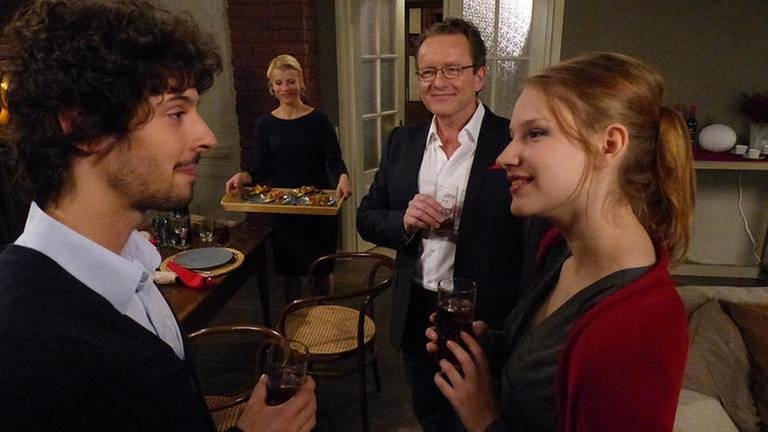 Celine und Albert sind bei Bernhard und Caro zum Essen eingeladen (Foto: SWR, SWR/Stefan Sommer -)