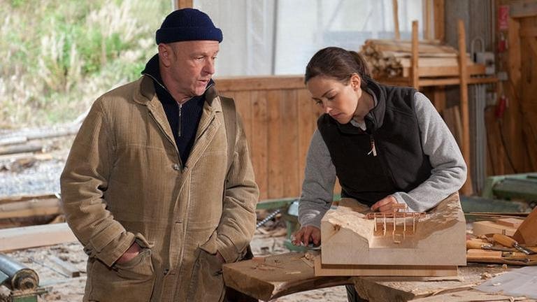 Toni bei Sophie im Sägewerk, die an einem Modell aus Holz arbeitet (Foto: SWR, SWR/Stephanie Schweigert -)
