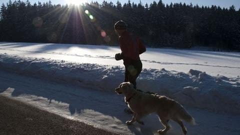 Karl joggt mit Willy durch den verschneiten Schwarzwald (Foto: SWR, SWR/Peter Sebera -)