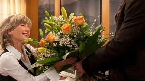 Bernhard schenkt Frau Heilert einen großen bunten Blumenstrauß (Foto: SWR, SWR/Christina Fauth -)