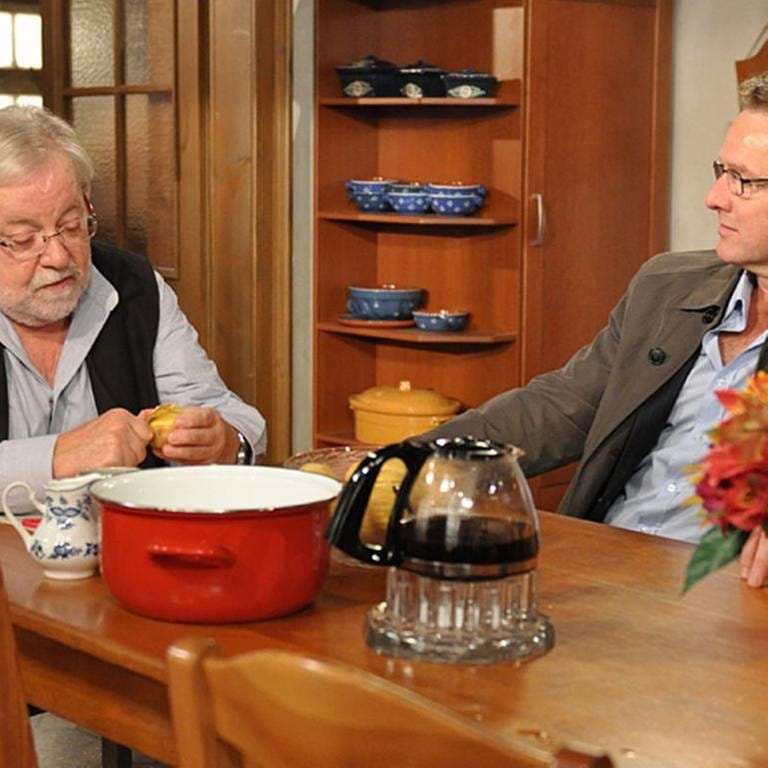 Hermann und Bernhard sitzen am Küchentisch und unterhalten sich in entspannter Haltung (Foto: SWR, SWR/Christina Appel -)