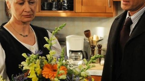 Johanna und Bernhard mit einem großen Blumenstrauß in der Küche (Foto: SWR, SWR -)