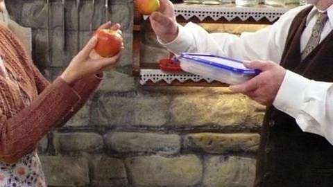 Hermann bekommt im Hofladen von Johanna einen Apfel (Foto: SWR, SWR -)