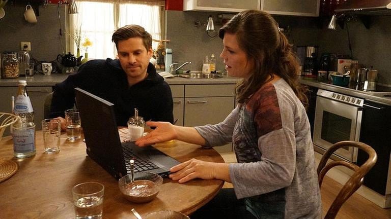 Andreas und Eva in ihrer Küche, Eva sitzt am Laptop (Foto: SWR, SWR/Johannes Krieg -)