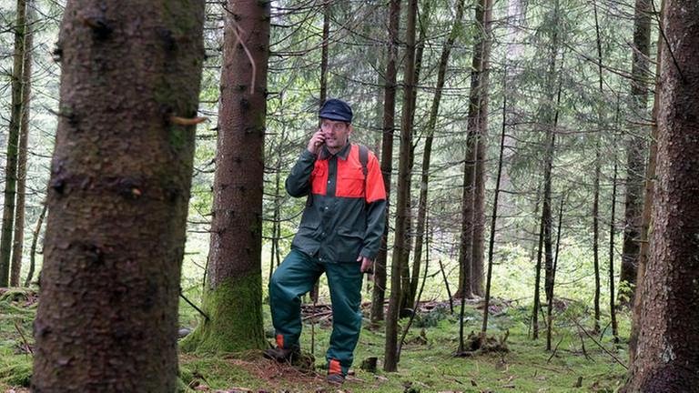 Markus Riedle steht im Wald und telefoniert (Foto: SWR, SWR/Stephanie Schweigert -)