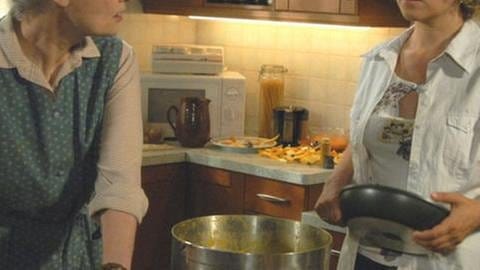 Johanna und Bea bereiten in der Küche Kürbissuppe zu (Foto: SWR, SWR -)