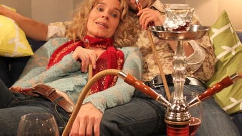 Kati und Murat liegen auf dem Sofa und rauchen Shisha (Foto: SWR, SWR/Nowak -)