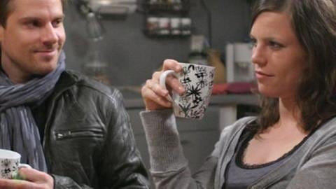 Andreas und Eva trinken gemeinsam Kaffee in der Küche der Mädels-WG (Foto: SWR, SWR -)