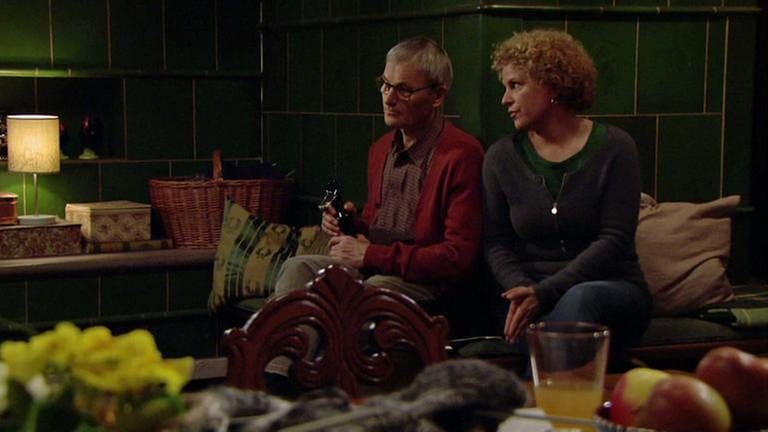 Folge 1041 - Bea und Karl sitzen am Kachelofen im Wohnzimmer (Foto: SWR, SWR -)