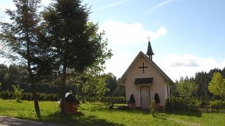 Links im Bild die Familienkapelle, im Vordergrund Wiese (Foto: SWR, SWR -)