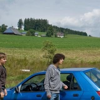 Sebastian und Albert stehen neben Beas Wagen, den sie in den Graben gefahren haben - Karl steht mit dem Unimog daneben (Foto: SWR, SWR/Stephanie Schweigert -)
