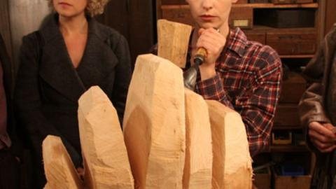 Sophie arbeitet an einem Holzobjekt, Karl, Bea und Bernhard sehen ihr dabei zu (Foto: SWR, SWR/Lorenz Pagés -)