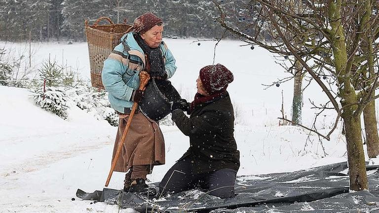 Lioba wirft Bea in den Schnee (Foto: SWR, SWR/Johannes Krieg -)