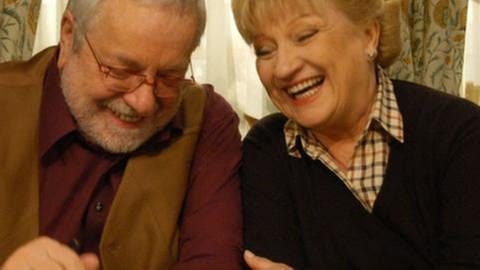 Hermann und Margit Sponheimer sitzen lachend am Tisch (Foto: SWR, SWR -)