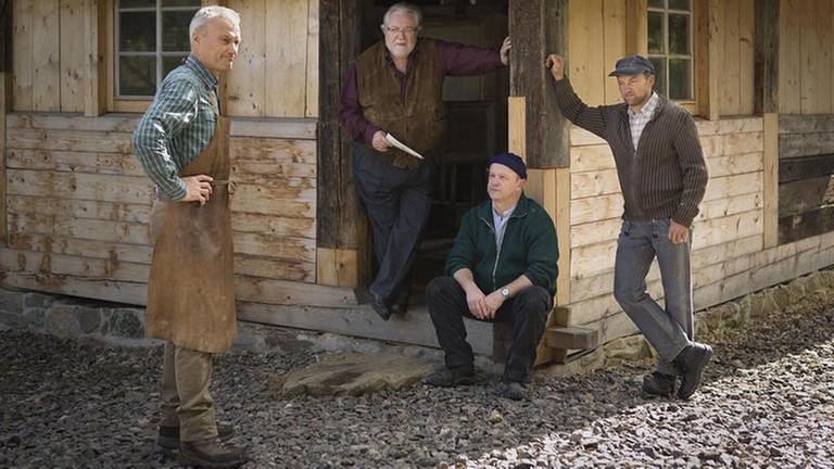 Hermann, Karl, Toni und Niki stehen allesamt ratlos vor der alten Mühle (Foto: SWR, SWR/Martin Furch -)