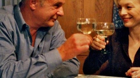 Heinz trinkt mit Frau Heilert ein Glas Wein (Foto: SWR, SWR -)