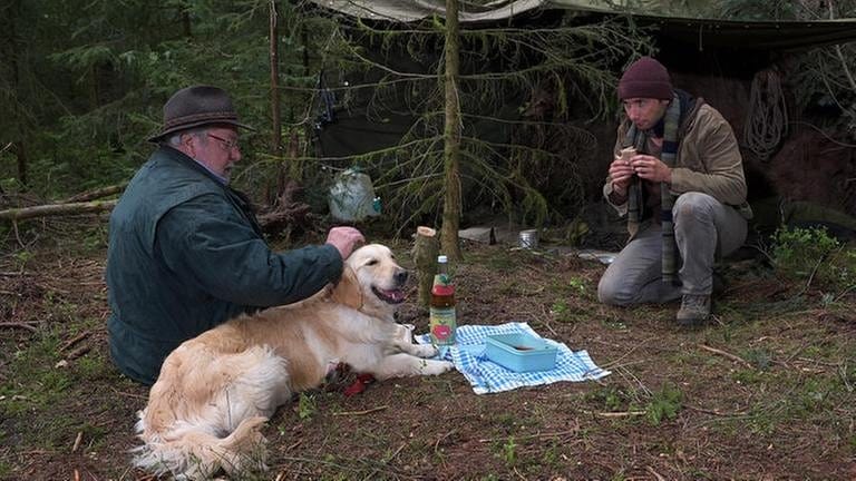 Hermann sitzt mit Willy bei einem Fremden im Wald (Foto: SWR, SWR/Stefan Sommer -)