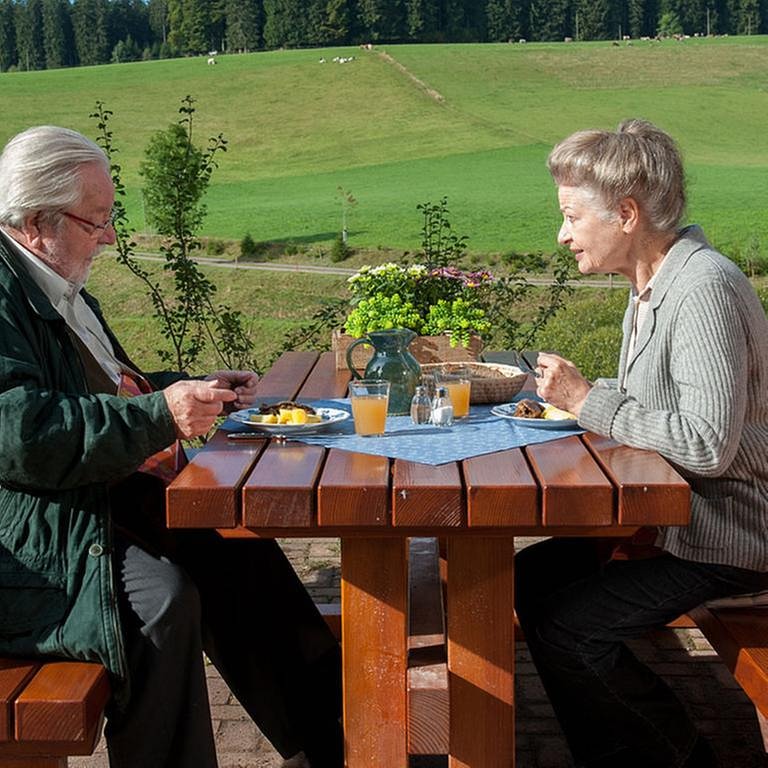 Hermann und Johanna essen auf den Bänken hinterm Hofladen (Foto: SWR, SWR/Stephanie Schweigert -)