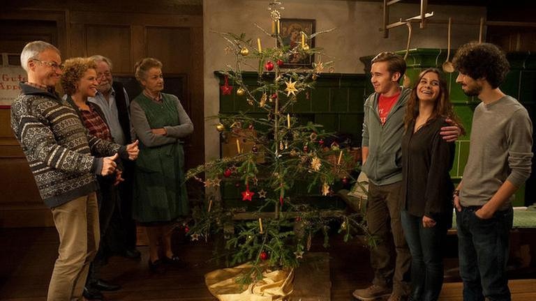 Die Familie ist im Wohnzimmervor dem Kachelofen um den Christbaum versammelt (Foto: SWR, SWR/Stephanie Schweigert -)