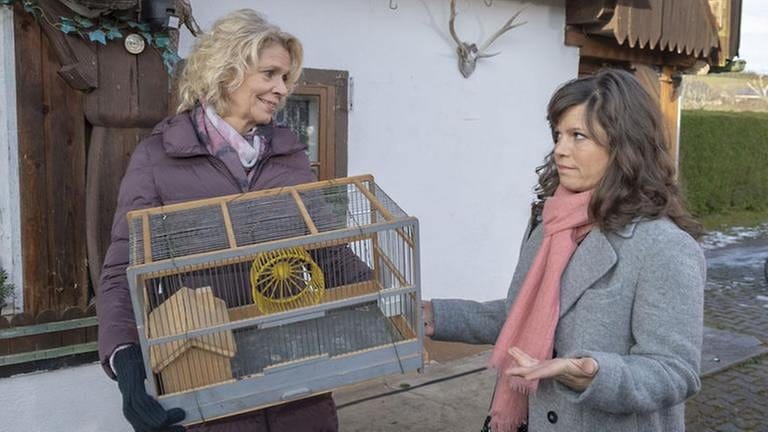 Kati, die einen Hamsterkäfig hält, und Eva stehen vor dem Leibgedinghaus (Foto: SWR, SWR/Alexander Kluge -)
