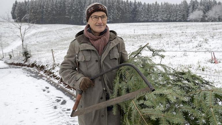 Karl hat einen Weihnachtsbaum geschlagen und trägt ihn zum Fallerhof (Foto: SWR, SWR/Alexander Kluge -)