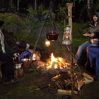 Toni, Albert und Sebastian sitzen im Wald an einem Lagerfeuer (Foto: SWR, SWR/Peter Sebera -)