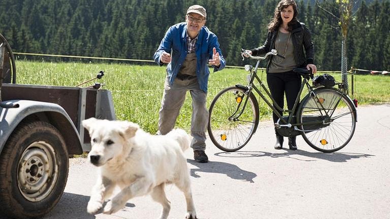 Karl ruft Hofhund Willy hinterher, der wegrennt, Eva steht mit ihrem Fahrrad neben Karl (Foto: SWR, SWR/Georg Zengerling -)