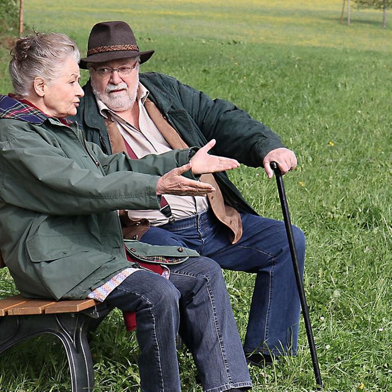 Hermann und Johanna sitzen auf einer Bank auf der grünen Wiese (Foto: SWR, SWR/Johannes Krieg -)