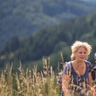 Johanna und Bea wandern durch die Schwarzwaldlandschaft (Foto: SWR, SWR/Martin Furch -)