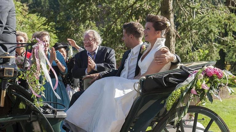 Das Brautpaar sitzt in der Hochzeitskutsche, die Gäste klatschen Beifall (Foto: SWR, SWR/Stephanie Schweigert -)