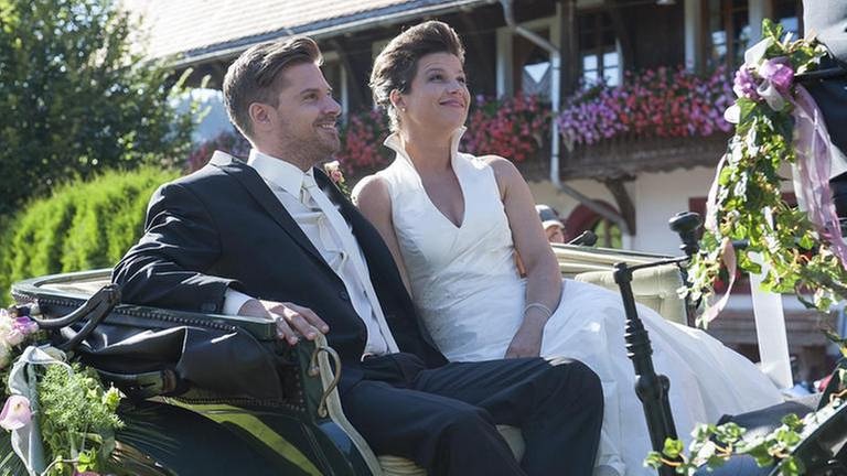 Eva und Andreas sitzen in ihrer Hochzeitskutsche (Foto: SWR, SWR/Stephanie Schweigert -)