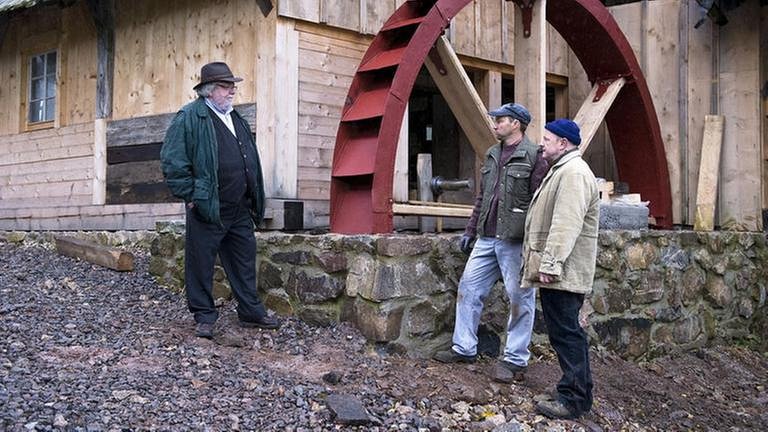 Hermann, Toni und Niki treffen sich an der alten Mühle (Foto: SWR, SWR/Georg Zengerling -)