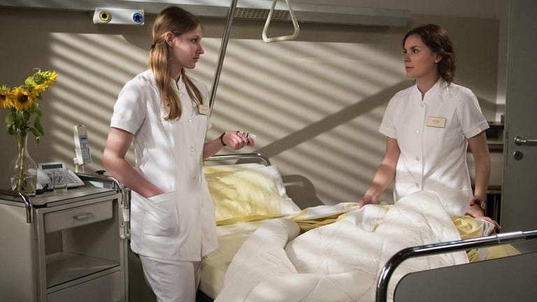 Celine und Jenny bei ihrer Arbeit im Krankenhaus (Foto: SWR, SWR/Martin Furch -)