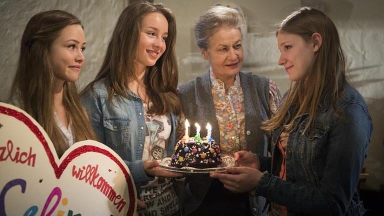 Celine bekommt von ihren Schwestern und Johanna einen Kuchen als Willkommensgeschenk (Foto: SWR, SWR/Martin Furch -)