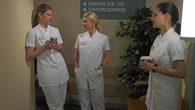 Celine, Caro und Jenny stehen auf dem Krankenhausflur und machen Pause (Foto: SWR, SWR/Stefan Sommer -)