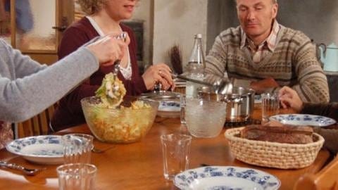 Familie Faller beim Essen in der Küche (Foto: SWR, SWR -)