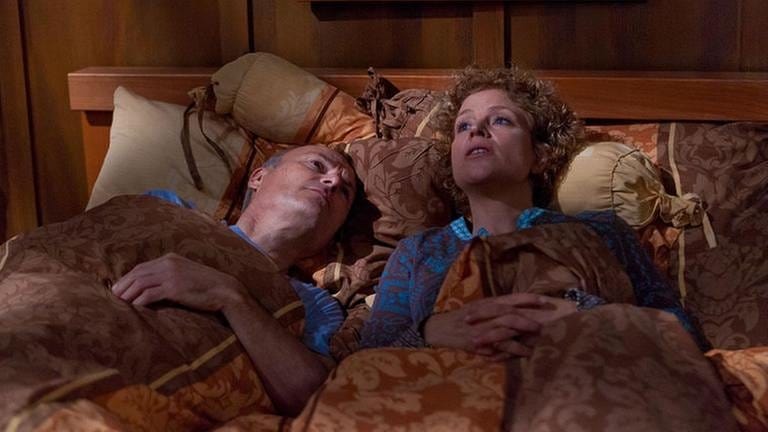 Karl und Bea liegen im Bett (Foto: SWR, SWR/Peter Sebera -)