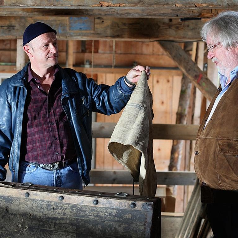 Toni hält Hermann in der Mühle einen alten Lappen hin (Foto: SWR, SWR/Rainer Bloch -)