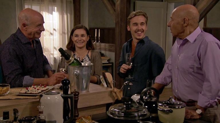 Heinz, Jenny und Sebastian lachen über Franz, der dabei steht (Foto: SWR, SWR -)