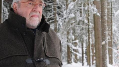 Hermann steht im Schnee vor dem Wald (Foto: SWR, SWR -)