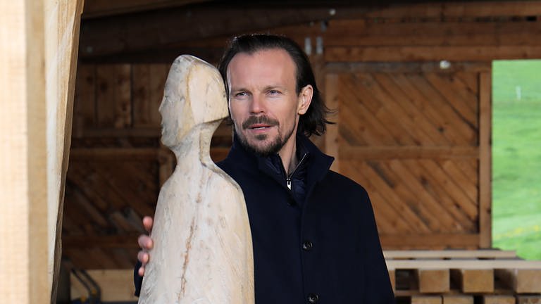 Constantin bewundert eine von Sophies Holzskulpturen (Foto: SWR, Johannes Krieg)