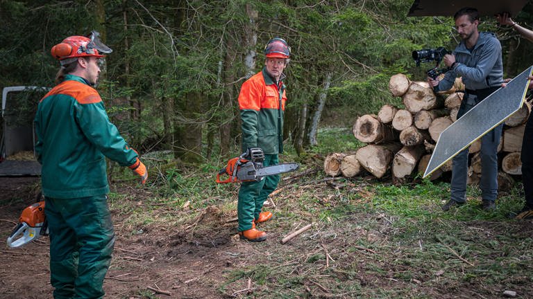 Team beim Dreh im Wald (Foto: SWR, d:light/Christian Koch)