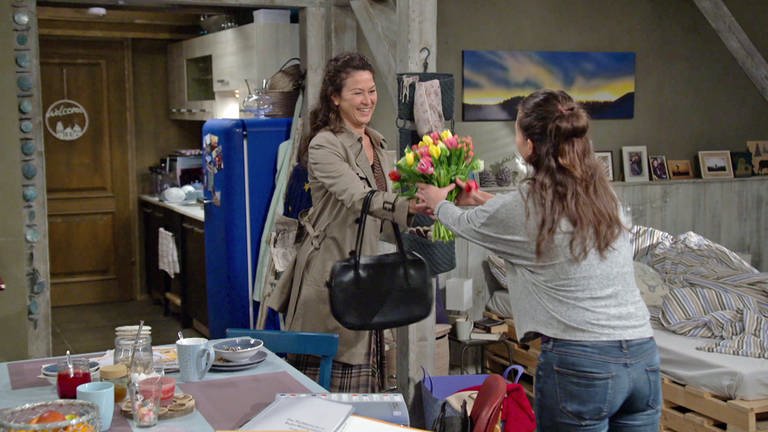 Frau Rabenalt schenkt Jenny einen Frühlingsblumenstrauß (Foto: SWR)