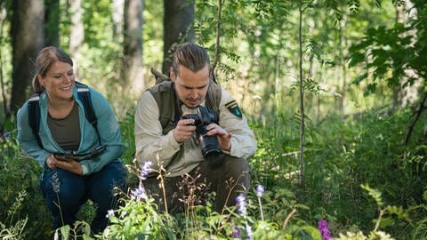 Sebastian und Susanne fotografieren Pflanzen im Wald (Foto: SWR, d:light / Christian Koch)