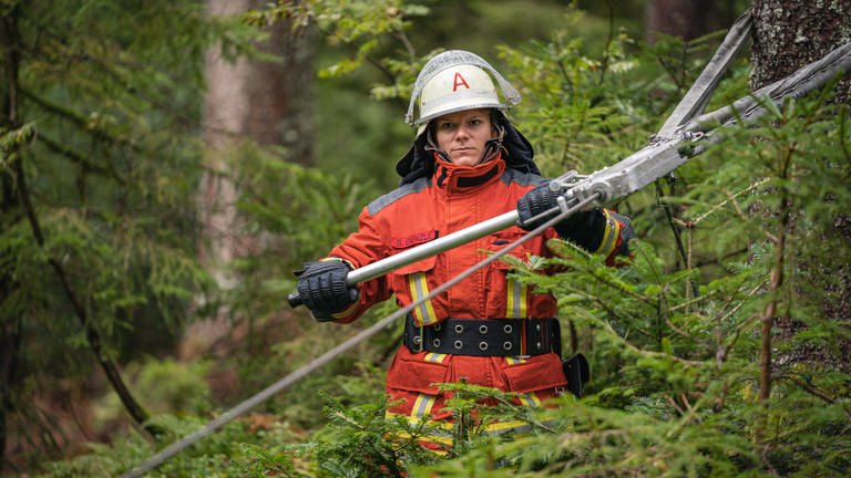 Susanne beim Feuerwehreinsatz im Wald (Foto: SWR, d:light / Christian Koch)