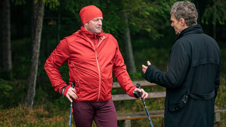 Uli Zimmermann spricht mit Bernd, der gerade beim Walken im Wald war (Foto: SWR, d:light/Christian Koch)