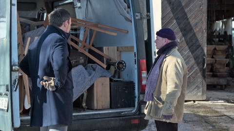 Constantin und Toni stehen hinter einem mit alten Möbeln gefüllten Transporter (Foto: SWR)
