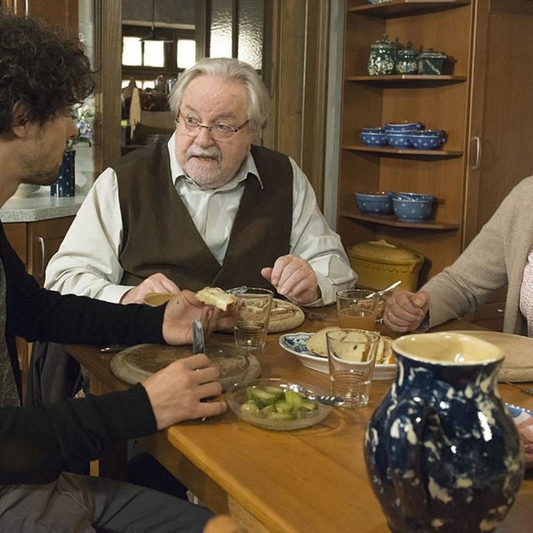 Albert, Hermann und Johanna beim Abendessen am Küchentisch (Foto: SWR, SWR/Alexander Kluge -)